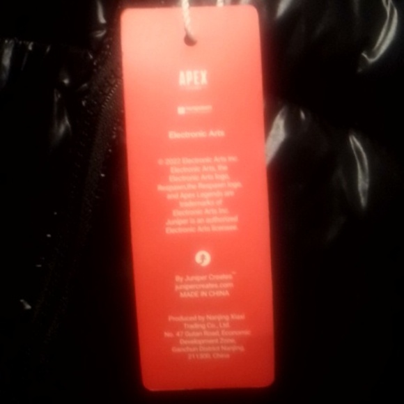 Apex Legends Black Jacket Black on the outside red on the inside - Picture 5 of 5